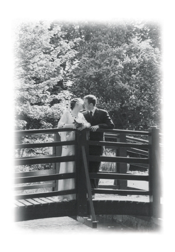 A kiss on the bridge... Click here to return to this photo's thumbnail in the Wedding Photo Index