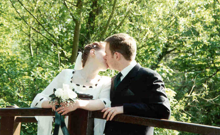 A kiss on the bridge... Click here to return to this photo's thumbnail in the Wedding Photo Index